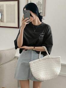 Camiseta de verano para mujer con estampado de lazo y letra, de ajuste holgado y casual, con cuello redondo y mangas caídas, tops lindos y oversize, camisetas gráficas, tops estilo preppy - Negro - Ver 2
