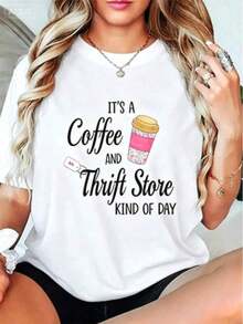 Camiseta de mujer 100% algodón con estampado "It's a Coffee and Thrift Store Kind of Day", diseño casual y relatable, ajuste ideal, cómoda y elegante, calidad premium a precio increíble, transpirable, perfecta para diario, salida, playa, universidad y trabajo casual, ideal para primavera, verano y otoño. Blusas Bonito 100% Cotton - Blanco - Ver 1