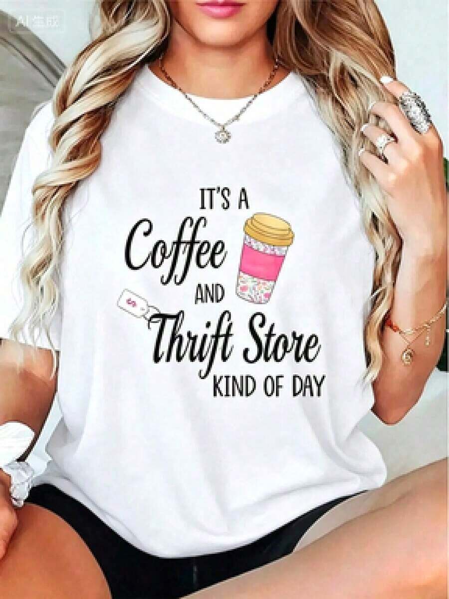 Camiseta de mujer 100% algodón con estampado "It's a Coffee and Thrift Store Kind of Day", diseño casual y relatable, ajuste ideal, cómoda y elegante, calidad premium a precio increíble, transpirable, perfecta para diario, salida, playa, universidad y trabajo casual, ideal para primavera, verano y otoño. Blusas Bonito 100% Cotton - Blanco - Ver 1