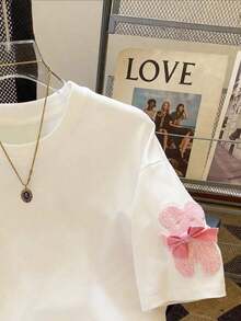 Camiseta de mujer de cuello redondo, hombros caídos, de largo medio, con estampado digital a rayas, de estilo minimalista y moderno, como regalo para amigos - Blanco - Ver 4