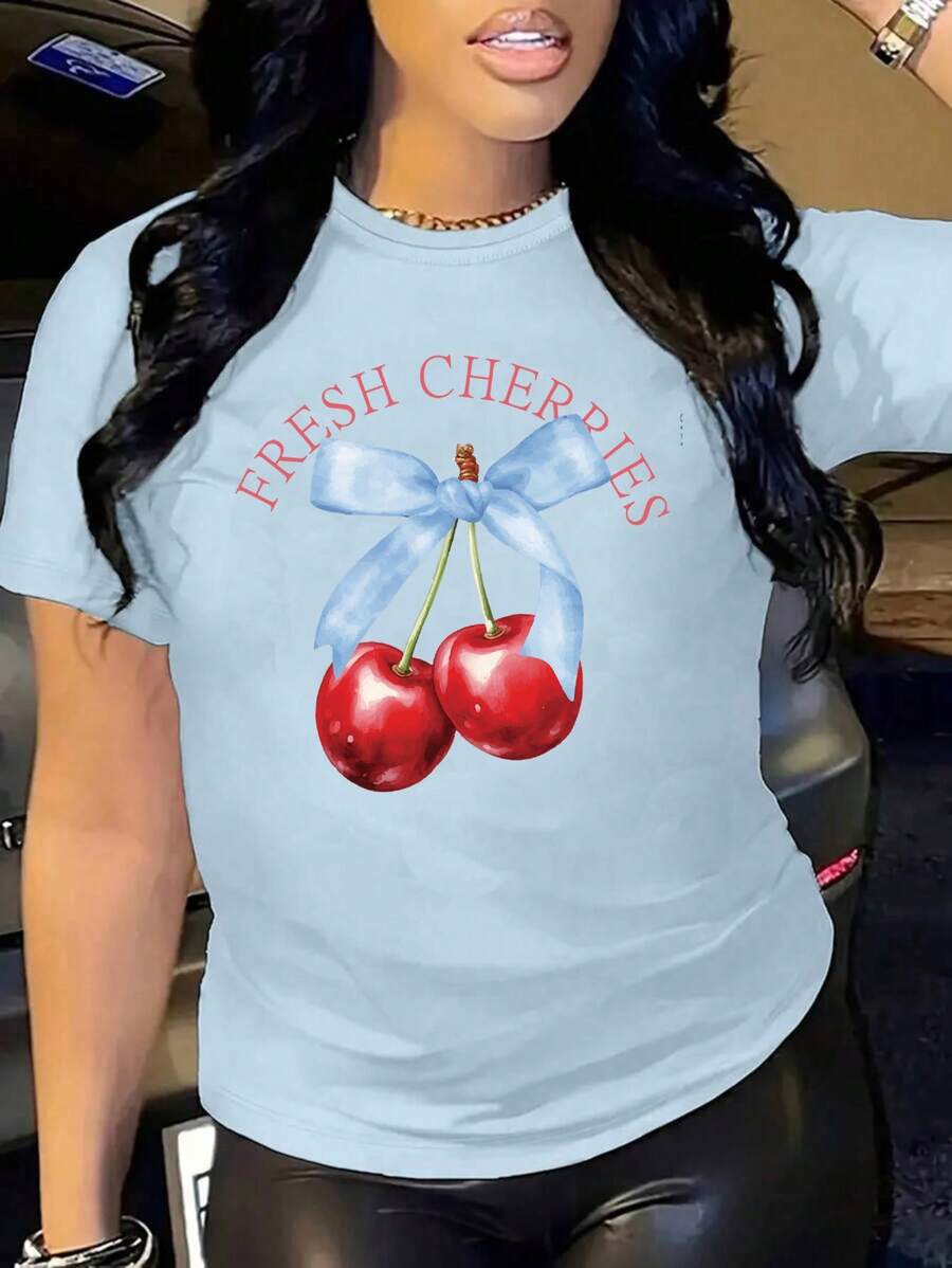 Oversized White T-Shirt With Cherries And A Blue Bow, Ideal For Casual Summer Outfits. Loose-Fitting Youth T-Shirt With A "Fresh Cherries" Cherry Design, A Flirty Style To Combine With Jeans Or Shorts. Summer T-Shirt With A Cherry Graphic And Text, A Feminine And Flattering Style. - YH433-藍色 - 查看 1