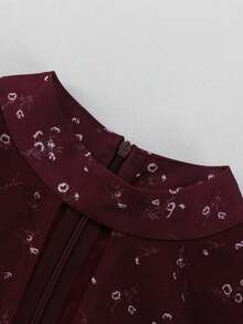 Vestido largo floral elegante, cuello alto calado, manga pompon, cintura alta y corte ajustado - Burdeos - Ver 4
