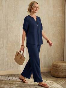 Conjunto de dos piezas casual de verano para mujer con camisa de mangas enrolladas con cuello en V y pantalones holgados de unicolor y con muesca. - Azul marino - Ver 4