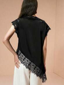 Blusa de mujer , de tela de piqué con lunares en blanco y negro, con empalme de encaje de unicolor y bajo asimétrico, elegante para citas y atuendos de verano - Negro - Ver 5