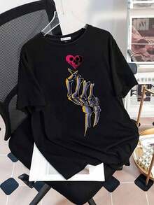 Graphic Tee With A Heart-Shaped Skeleton Hand. Stylish Women's Tee With Unique Artwork. Perfect For Casual Wear. Modern And Comfortable Cotton Blend Fabric. Available In Various Sizes For A Perfect Fit. - 黑色 - 查看 3