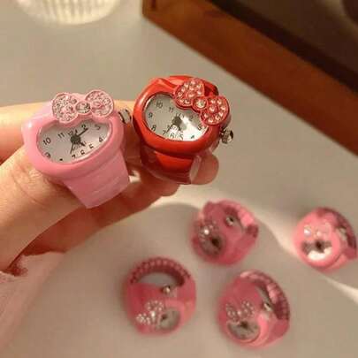  Có hai màu để lựa chọn, chiếc nhẫn Hello Kitty dễ thương của Sanrio này có thiết kế tối giản và tinh tế, hoàn hảo cho những người phụ nữ yêu thích những món phụ kiện độc đáo và thời trang để đeo hàng ngày.