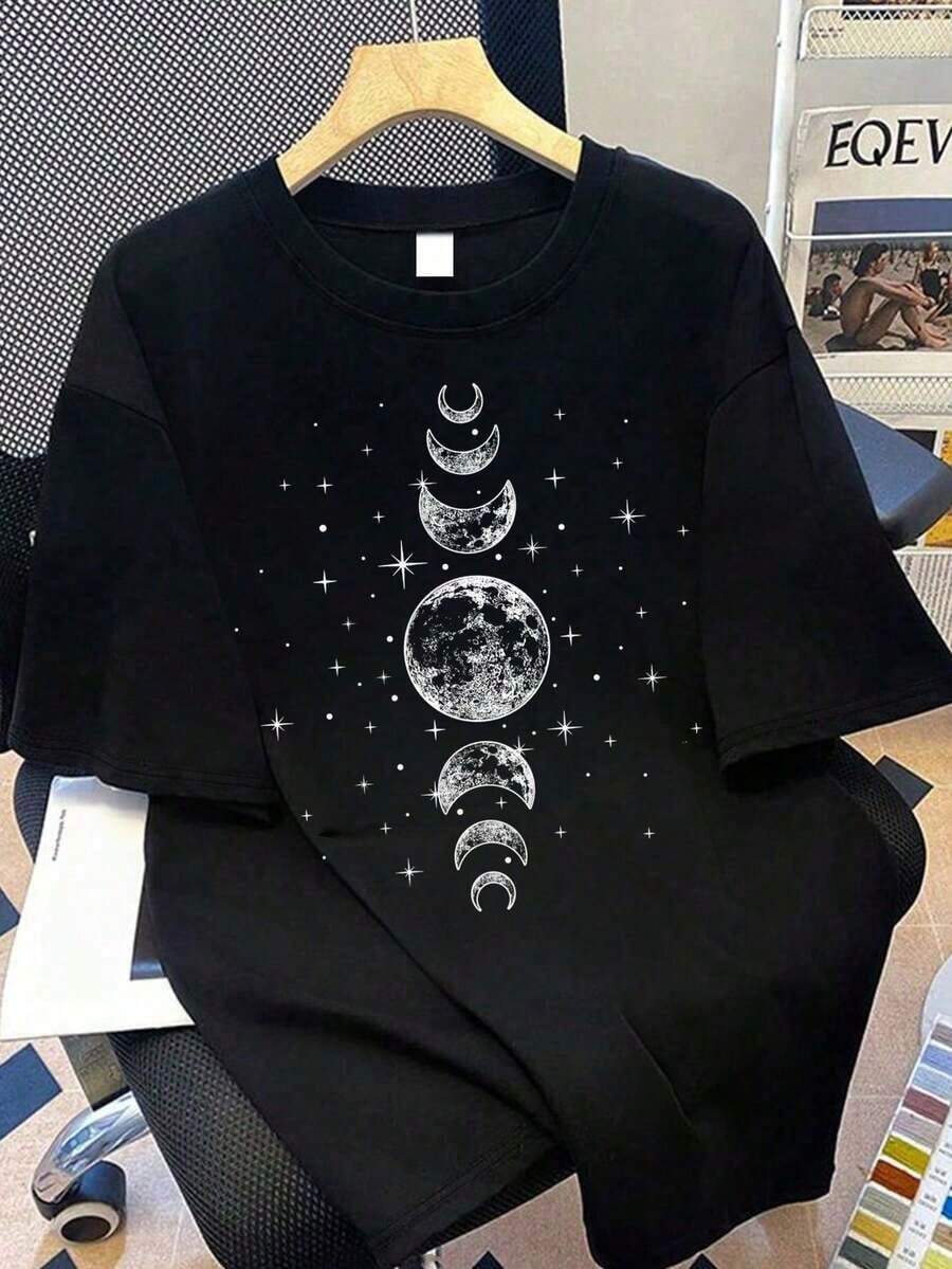 Camiseta Casual de Mujer con Estampado de Luna y Estrellas, Cuello Redondo, Tops para Mujer. Adecuado para atuendos de vacaciones de verano, estilo casual para días de descanso, estilo urbano; regalo para el Día de la Madre; regalo para mamá; camiseta de manga corta para graduación; atuendo para el regreso a clases; ceremonia de graduación; atuendo de verano para maestras en el campus. Adecuado para uso diario, zonas suburbanas, festivales, playas, fiestas, escuelas, festivales de música, vacaciones, desplazamientos y otras ocasiones. Camiseta esencial de manga corta, moderna y fresca - Negro - Ver 1