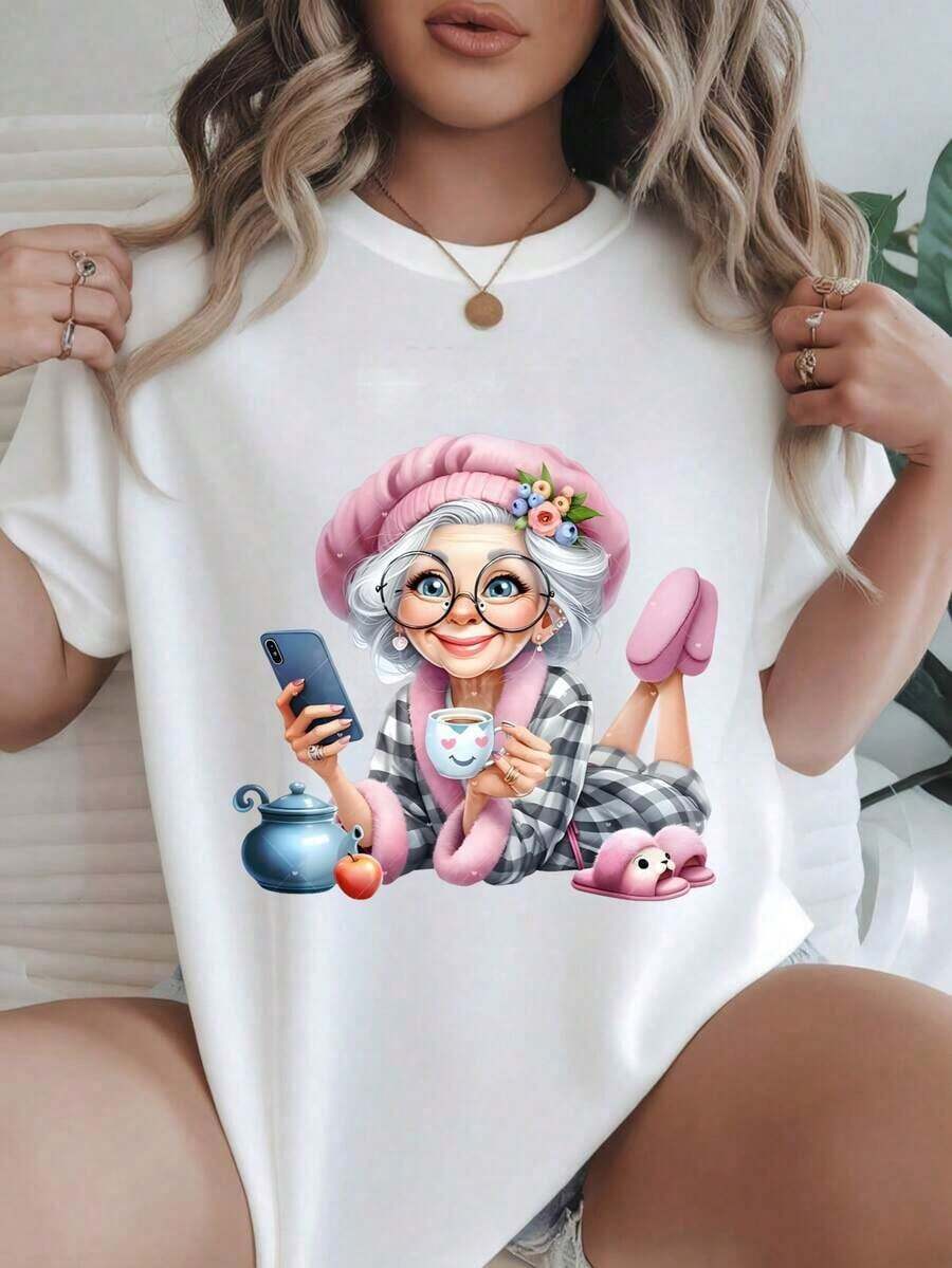 Camiseta Casual de Manga Corta para Mujer - Diseño de Mujer Mayor con Teléfono y Taza de Té en Pantuflas Rosas, Cuello Redondo, Top de Verano, Lavable a Máquina, Camisetas para Damas, Ropa Casual, Estilo Moderno, Ajuste Cómodo  
 -Blanco - Blanco - Ver 1