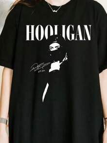 Playera Unisex 100% Algodón "HOOLIGAN" -A254 Diseño Gráfico Urbano con Silueta de Figura Enmascarada, Camiseta de Streetwear Estilo Edgy y Moderno, Colección de Moda Callejera, Disponible en Tallas S-3XL, Ideal para Amantes de la Estética Urbana, Calidad - Negro - Ver 1