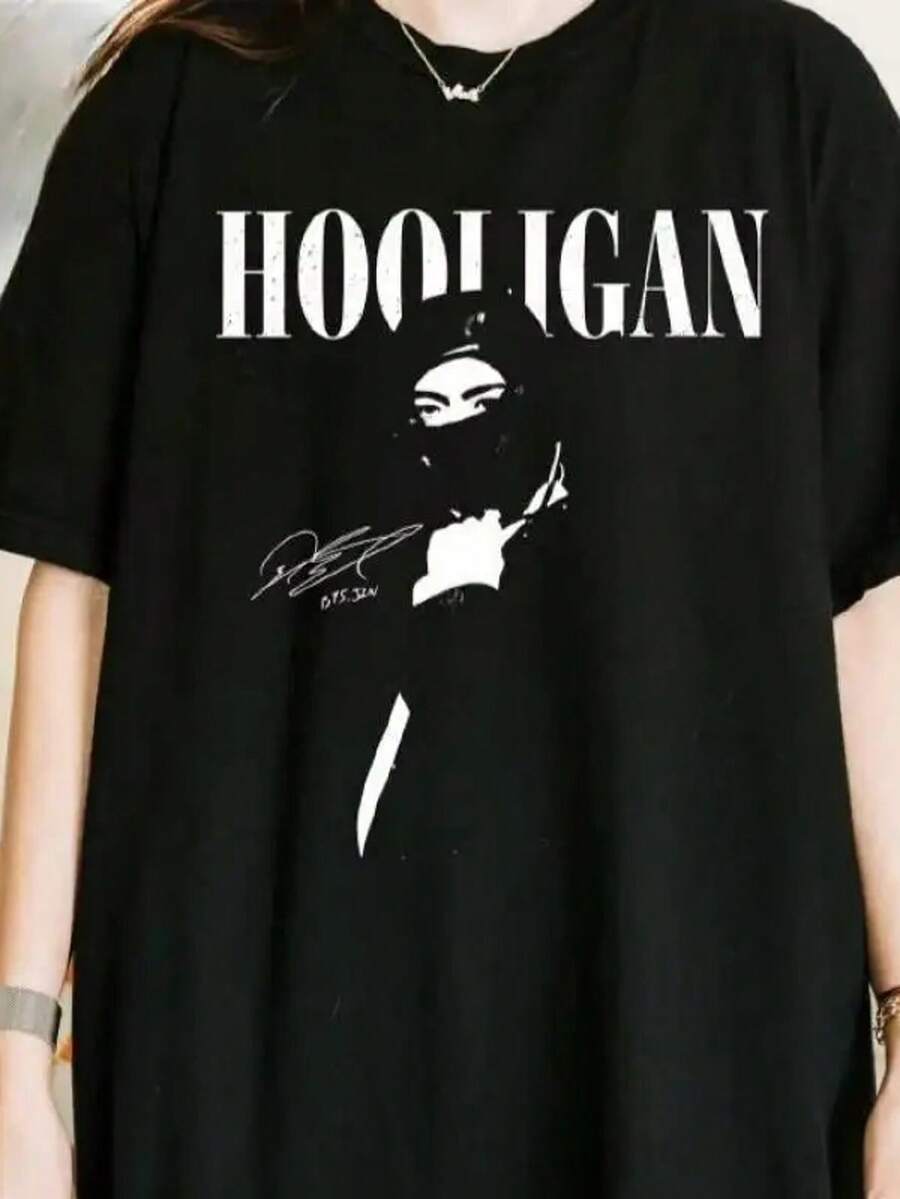 Playera Unisex 100% Algodón "HOOLIGAN" -A254 Diseño Gráfico Urbano con Silueta de Figura Enmascarada, Camiseta de Streetwear Estilo Edgy y Moderno, Colección de Moda Callejera, Disponible en Tallas S-3XL, Ideal para Amantes de la Estética Urbana, Calidad - Negro - Ver 1