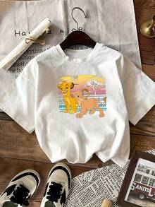 Imagen de dos cachorros de león mirando el horizonte al atardecer simboliza la amistad y la aventura bajo el sol africano con colores cálidos y energía positiva camiseta de mujer de corte cómodo  suave y transpirable ideal para uso diario - Blanco - Ver 2