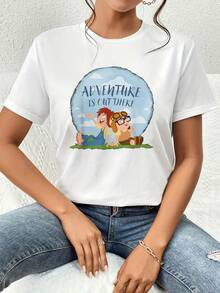 Illustration Of Two Friends Looking At The Sky Among Clouds And Grass, Conveying Hope And A Desire To Discover The World. Comfortable And Casual Women's T-Shirt, Perfect For Everyday Adventures. - 白色 - 查看 1