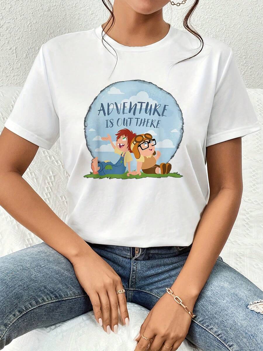 Illustration Of Two Friends Looking At The Sky Among Clouds And Grass, Conveying Hope And A Desire To Discover The World. Comfortable And Casual Women's T-Shirt, Perfect For Everyday Adventures. - 白色 - 查看 1