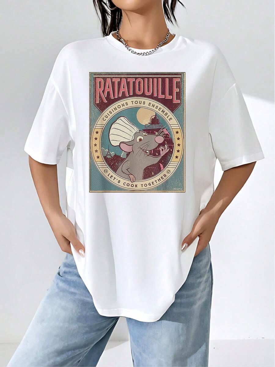 The Print Features A Cute Chef Rat Wearing A Chef's Hat, Encouraging Teamwork In The Kitchen. The Retro Background Evokes Fun And Culinary Creativity. This Comfortable And Soft Women's T-Shirt Offers A Casual Style Perfect For Everyday Wear With An Artistic Touch. - 白色 - 查看 1