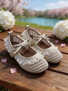 Một đôi sandal lưới xuyên thấu kiểu mới năm 2026 dành cho bé gái, đế bằng và chất liệu lưới. Có điểm nhấn là viền ren dễ thương và kiểu dáng ba lê. Giày công chúa cho bé gái. Dễ thương và ngọt ngào, rất đa năng, phù hợp để mang hàng ngày hoặc đi chơi. - Màu be - Xem 3
