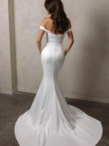 Elegant Off-The-Shoulder Mermaid Wedding Dress Crafted From Luxurious Satin, Featuring A Sweetheart Neckline With A Draped Cowl Bodice, Delicate Off-The-Shoulder Straps, A Form-Fitting Silhouette That Flares At The Knees Into A Sweeping Chapel Train, And A Dramatic Back Detailed With A Long Row Of Fabric-Covered Buttons, This Timeless Bridal Gown Is Perfect For A Formal Church Ceremony, An Elegant Ballroom Reception, Or A Sophisticated Evening Wedding During The Spring Or Summer Seasons, Offering A Sleek And Modern Look With Its Smooth Fabric Texture, Graceful Draping, And Refined Details That Enhance The Natural Curves Of The Figure While Exuding Confidence And Grace. - trắng - Xem 3