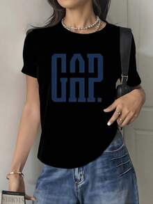 Large, Dark Blue Lettering Evokes A Balance Between Strength And Elegance, Conveying A Modern And Confident Feel. A Stylish, Casual Women's T-Shirt That Can Be Paired With Jeans Or Skirts. - 黑色 - 查看 1