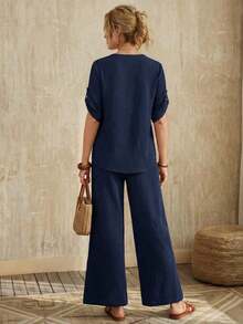 Conjunto de dos piezas casual de verano para mujer con camisa de mangas enrolladas con cuello en V y pantalones holgados de unicolor y con muesca. - Azul marino - Ver 2