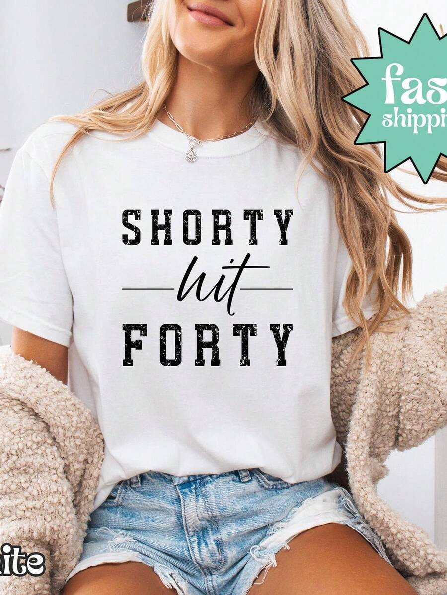 Camiseta Shorty Hit Forty, Camiseta de 40 cumpleaños, Regalo para esposa, Camiseta de hito adorable, Camiseta para mujer que cumple cuarenta, Camiseta de cuadragésimo cumpleaños. Camiseta unisex de algodón puro de 220 g, peso ideal para todas las estaciones, adecuada tanto para hombres como para mujeres. Tejido duradero de alta calidad, suave al tacto y de larga duración. Parte superior transpirable. Adecuada para la primavera y el verano de la mujer, vacaciones, Día de la Madre, Día de la Independencia. - Blanco - Ver 1