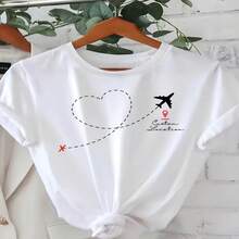 Women's Cute Travel Heart Plane Graphic Tee, Short Sleeve Round Neck Custom Location Cotton Casual T-Shirt Top - Blanco - Ver 1