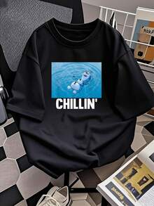 Imagen de un muñeco de nieve flotando relajado en el agua transmitiendo una sensación de paz y diversión veraniega perfecta para días casuales y momentos tranquilos camiseta de mujer  cómoda y suave ideal para uso diario - Negro - Ver 2