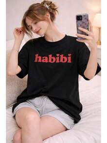 Camiseta de cuello redondo para mujer, estampada con la palabra "habibi" y un patrón de corazones, sencilla y elegante.Suitable for spring, summer and autumnmaija - Negro - Ver 1