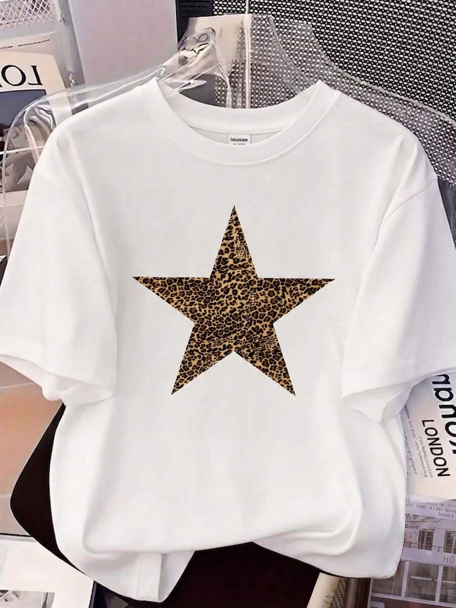 1 Pieza Ajuste Regular Casual Playera de Manga Corta para Mujer Estilo Urbano Minimalista Chic Estampado Gráfico Llamativo Frontal de Gran Estrella de Cinco Puntas Rellena de Patrón Animal Print de Leopardo Textura Salvaje Diseño Geométrico Clásico Atrevido Moda Callejera Cuello Redondo Clásico. Envío directo desde nuestro almacén local, modelo para parejas, ideal para llevar en pareja.