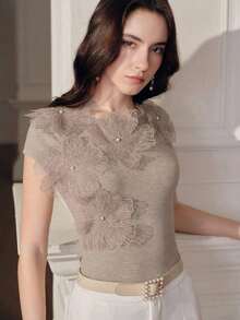 Blusa de mujer elegante y moderna con cuello redondo, manga corta, decoración de flores 3D y perlas, nueva blusa de verano en color marrón - Marrón Mocha - Ver 6