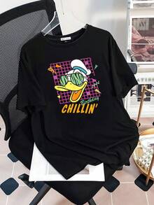 Pato divertido con gafas de sol sobre fondo geométrico colorido que transmite una actitud relajada y alegre ideal para celebrar con energía positiva camiseta de mujer  cómoda y moderna adecuada para uso diario - Negro - Ver 3