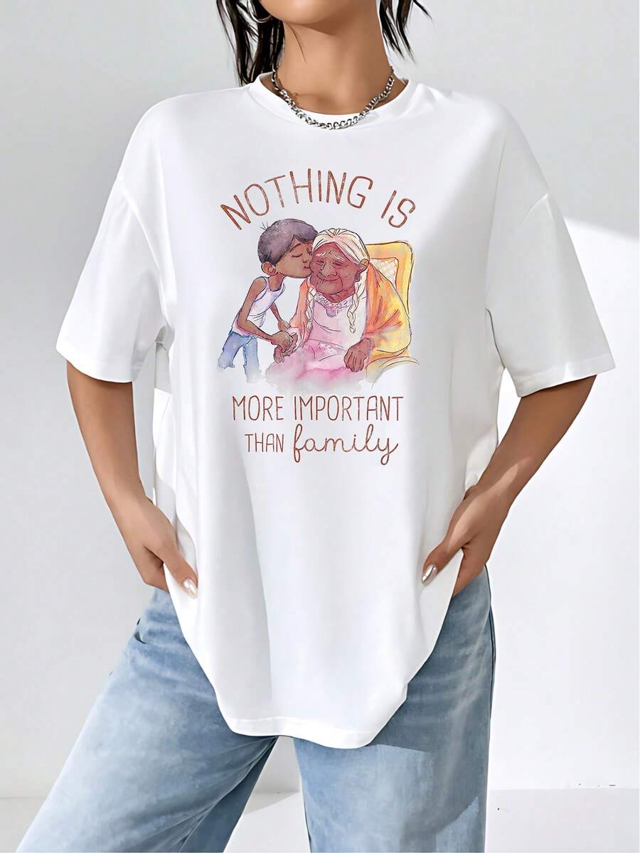 Touching Illustration Of An Older Woman With A Younger Woman Showing Her Affection And Respect, Conveying A Powerful Message About Family Ties And Unconditional Love. Comfortable And Casual Women's T-Shirt For Everyday Wear. - 白色 - 查看 1