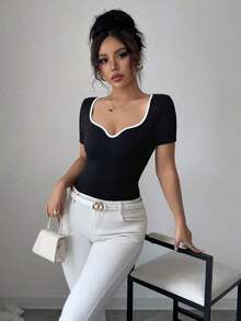 Camiseta de manga corta con cuello corazón para mujer, detalles de ribete blanco en el cuello y las mangas, tejido de punto, ajustada, joven, elegante y versátil - Blanco y Negro - Ver 3