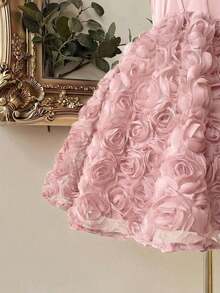 Elegante, romántico y de moda vestido de satén color café con hombros descubiertos y cola de sirena, con decoración floral 3D y volantes en el bajo, adecuado para fiestas de solteros, bodas, graduaciones, vacaciones, tardes de té y ocasiones formales - Rosa Pálido - Ver 3