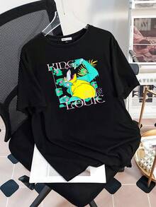 Gráfico colorido con figura divertida de mono tropical celebrando con energía y alegría bajo un sol brillante con detalles modernos vibrantes camiseta de mujer  suave y cómoda para uso diario casual - Negro - Ver 3