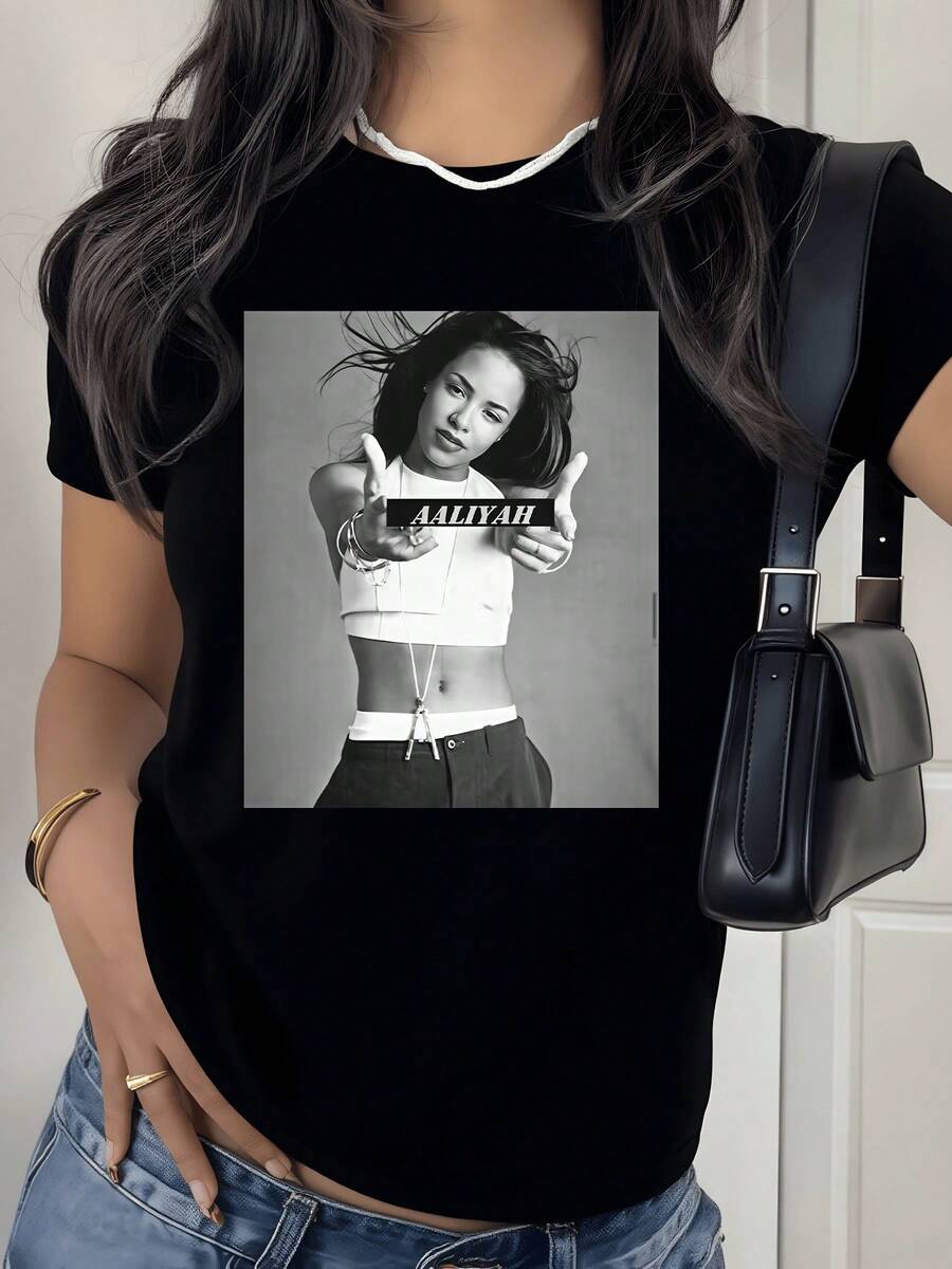 Artistic Portrait Expressing Confidence, Freedom, And Feminine Energy With A Gray Background And Movement In The Hair. Women's T-Shirt With A Modern Print And Comfortable Fit, Ideal For Elegant Casual Wear. - 黑色 - 查看 1