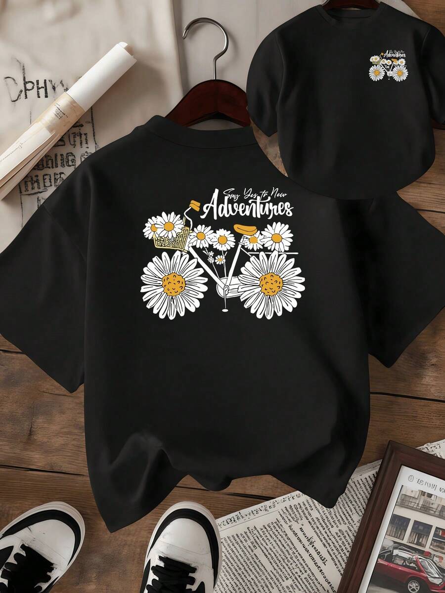 Flores de margaritas que simbolizan alegría esperanza y nuevos comienzos mientras el texto inspira a decir sí a nuevas aventuras reflejando optimismo y energía positiva en cada movimiento camiseta de mujer de doble cara con estampado floral motivacional casual y moderna - Negro - Ver 1
