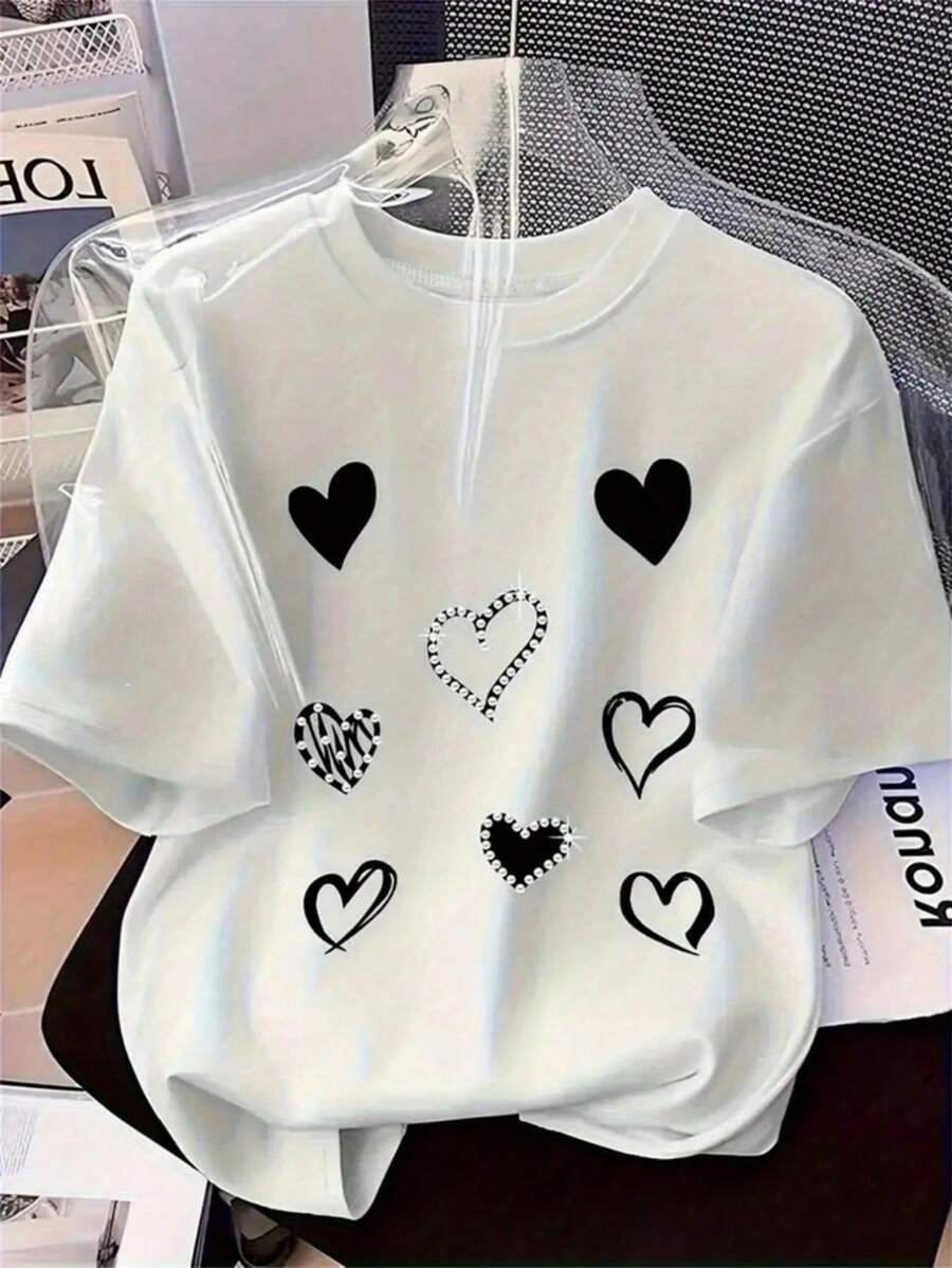 1 Pieza Ajuste Regular Casual Playera de Manga Corta para Mujer Estilo Chic Y2K Coquette Monocromático Estampado Gráfico Llamativo Frontal de Múltiples Corazones Dispersos Mezcla de Estilos Corazones Negros Sólidos Arte Lineal Estilo Boceto Patrón Animal Print de Rayas de Cebra e Increíble Efecto Visual 3D de Pedrería Falsa Simulada Diamantes de Imitación Perlas Brillantes con Destellos Diseño Lindo Contraste Visual Minimalista Glamoroso Cuello Redondo Clásico. Envío directo desde nuestro almacén local, modelo para parejas, ideal para llevar en pareja.