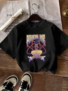Gráfico vibrante con personaje animado que irradia energía positiva y poder en tonos morado y amarillo evocando confianza y diversión juvenil camiseta de mujer  cómoda y moderna para uso diario y ocasiones casuales - Negro - Ver 2