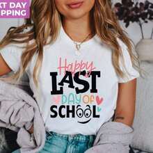 Camia "Feliz Último Día de Clases", Camia para Maestros, Regalo para Estudiantes, Niños y Maestros, Regalo para Maestros, Camia de Regreso a Clases, Transpirable y cómoda. - Blanco - Ver 1