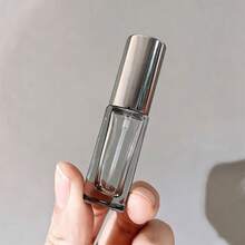 Bộ gồm 1 chai xịt thủy tinh vuông 3ml và 5ml, thích hợp đựng nước hoa, lý tưởng cho du lịch và làm mẫu thử mỹ phẩm, có thể tái sử dụng. - Xem 8