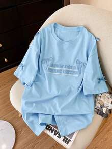 Camiseta de mujer de cuello redondo, hombros caídos, de largo medio, con estampado digital a rayas, de estilo minimalista y moderno, como regalo para amigos - Celeste - Ver 1
