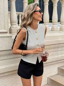Elegante y versátil top de punto a rayas, apropiado para ir a la oficina, salir de fiesta o uso casual.Cuello redondo, sin mangas, con decoración de botones metálicos. - Blanco - Ver 5