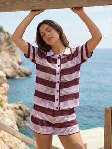 Elegante conjunto de moda casual de primavera/verano para mujer, ideal para vacaciones y playa, con top de manga corta de cuello redondo con abertura y botones, y shorts, en estilo de punto a rayas y hueco - Rosa Fucsia - Ver 8