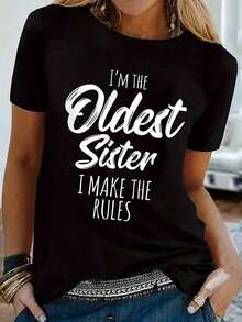 Camiseta Casual Negra para Mujer con Estampado "Soy la Hermana Mayor, Yo Freno las Reglas" - Manga Corta, Cuello Redondo, Tela Elástica, Patrón Geométrico, Top de Primavera/Verano, Camisetas para Damas - Negro - Ver 1