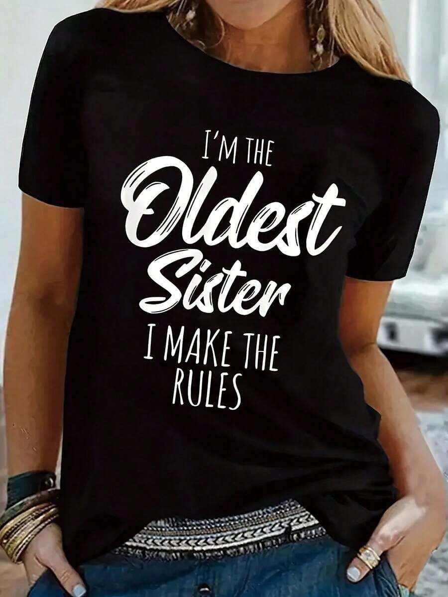 Camiseta Casual Negra para Mujer con Estampado "Soy la Hermana Mayor, Yo Freno las Reglas" - Manga Corta, Cuello Redondo, Tela Elástica, Patrón Geométrico, Top de Primavera/Verano, Camisetas para Damas - Negro - Ver 1