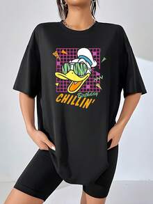 Pato divertido con gafas de sol sobre fondo geométrico colorido que transmite una actitud relajada y alegre ideal para celebrar con energía positiva camiseta de mujer  cómoda y moderna adecuada para uso diario - Negro - Ver 1