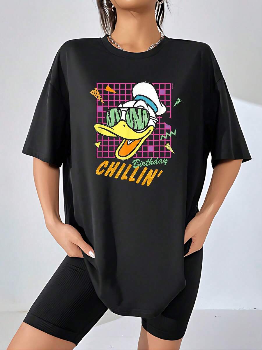 Pato divertido con gafas de sol sobre fondo geométrico colorido que transmite una actitud relajada y alegre ideal para celebrar con energía positiva camiseta de mujer cómoda y moderna adecuada para uso diario - Negro - Ver 1