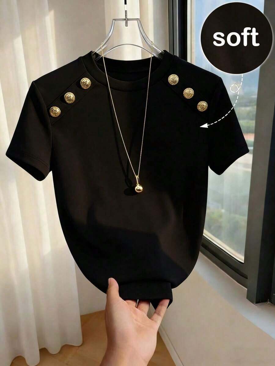 Camiseta ajustada de mujer de manga corta con cuello redondo y decoración de botones en color albaricoque, adecuada para uso diario, casual y versátil, top casual de verano para mujer con botones - Negro - Ver 1