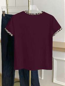 Camiseta casual de mujer con estampado de leopardo, patrón de corazón y bloqueo de color en cuello redondo - Burdeos - Ver 2