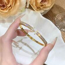 Abotoaduras Minimalistas em Ouro com Zircônia Completa em Formato Duplo de T, Joia Elegante de Declaração Diária para Mulheres - Dourado - Visão 2