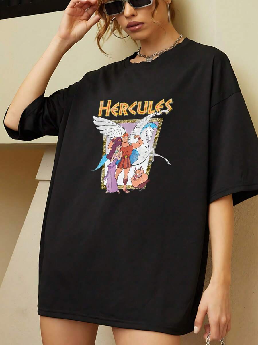 Illustration Inspired By Greek Mythology Showing A Hero With Divine Strength Alongside An Elegant Woman, A Winged Horse, And A Cheerful Creature Symbolizing Courage And Friendship. Comfortable Casual Women's T-Shirt For Everyday Wear. - 黑色 - 查看 1